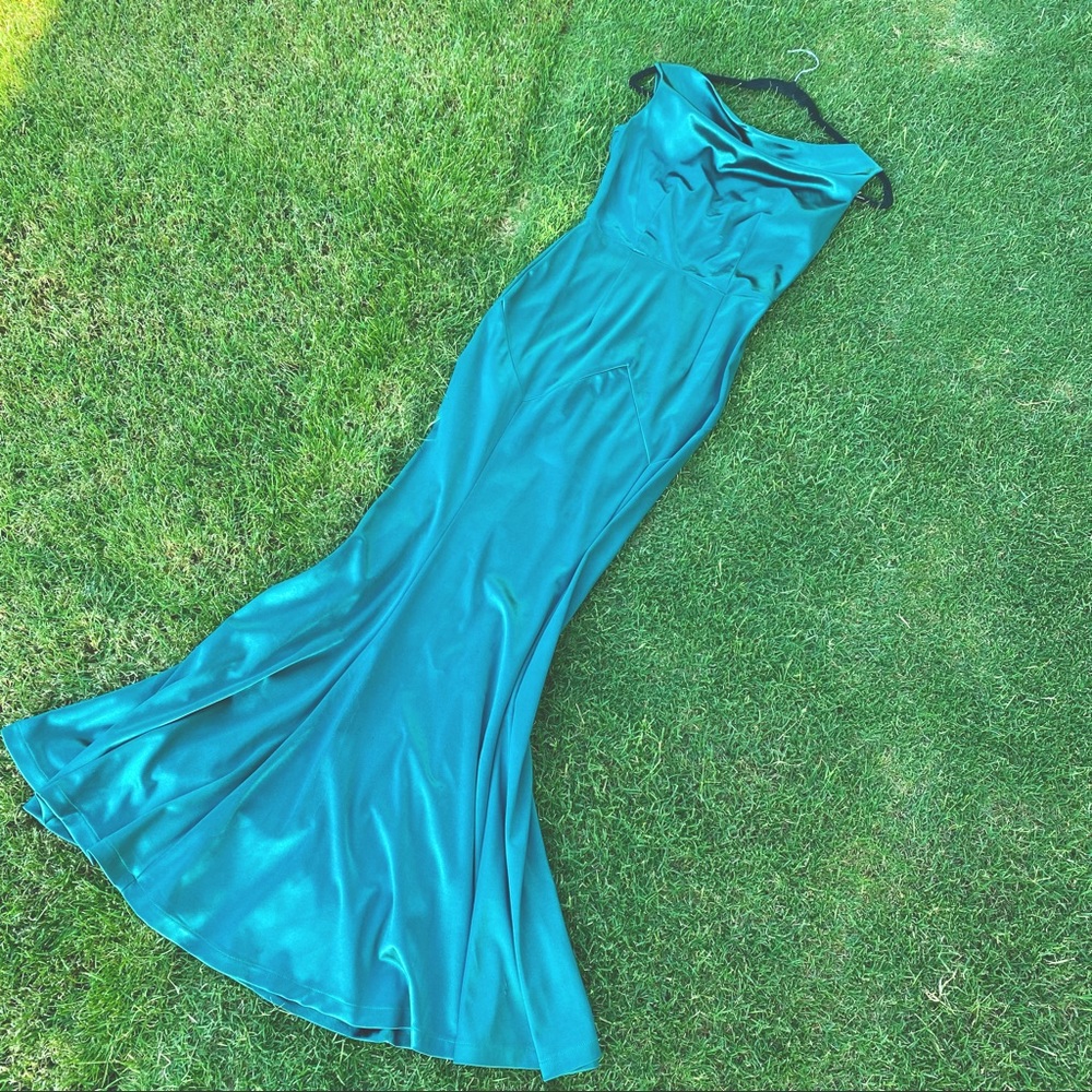 Emerald Green Trumpet Dress - Picture 2 of 3